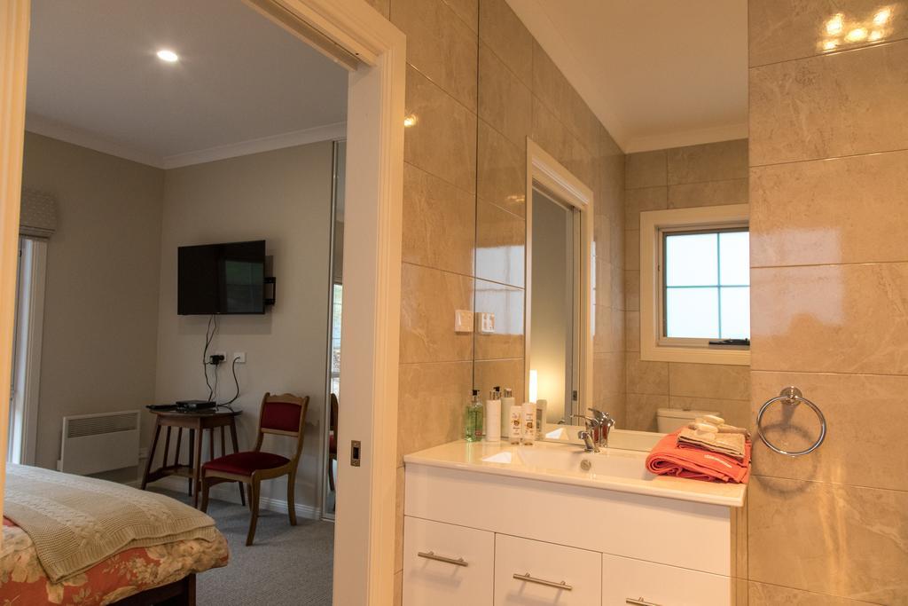 Mountain Blue Guest House เดโลเรน ภายนอก รูปภาพ
